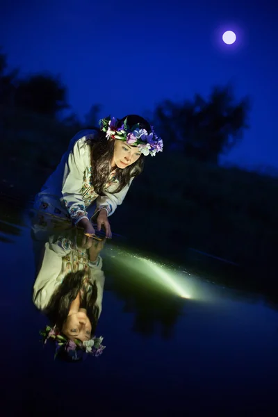 Женщина в ночной реке — стоковое фото