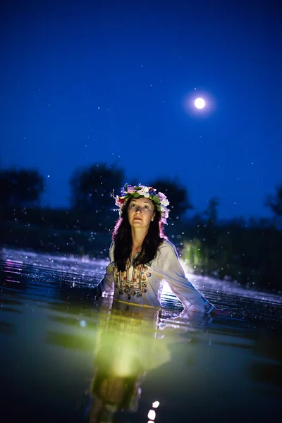 Όμορφη γυναίκα στον ποταμό νύχτα — Φωτογραφία Αρχείου