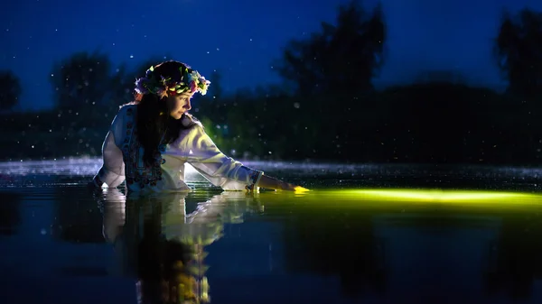 Belle femme dans la nuit prospérer — Photo