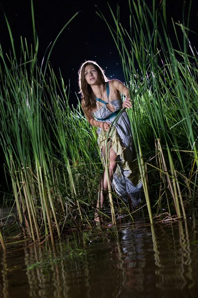 Menina bonita em vestido de algodão está andando nos bastões — Fotografia de Stock