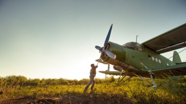 Pilot vintage uçağın motoru başlıyor