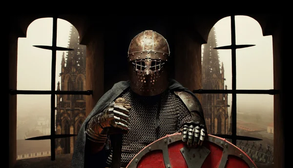 Средневековый кайт в доспехах с мечом и шлемом — стоковое фото