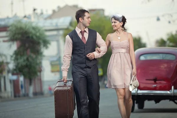 Hübsches Paar mit dem Kofferraum — Stockfoto