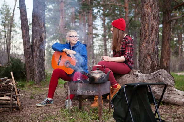 Hübsche Frau wird Gitarre spielen — Stockfoto