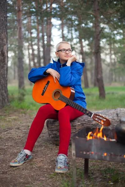 Bella donna sta per suonare la chitarra — Foto Stock