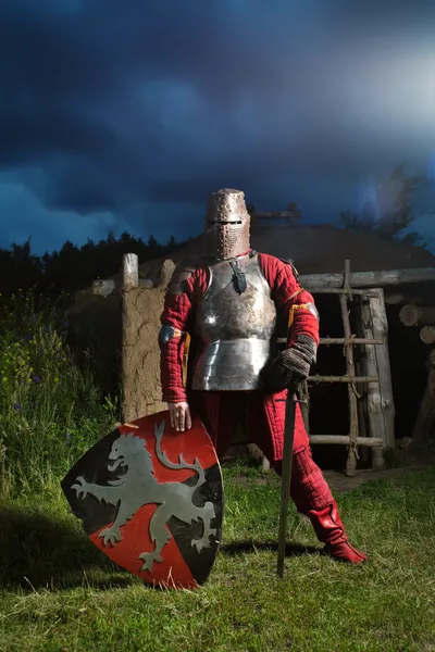 Cavaleiro medieval na armadura com a espada e o escudo — Fotografia de Stock