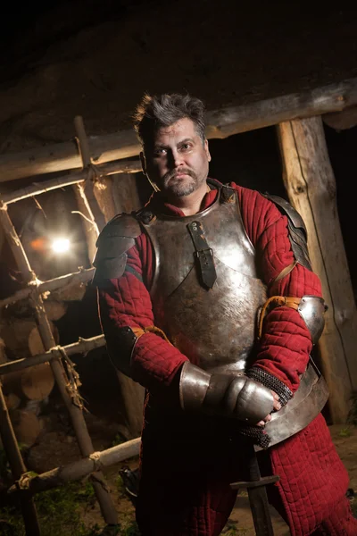 Μεσαιωνικό ιππότης στην πανοπλία με το ξίφος — Φωτογραφία Αρχείου