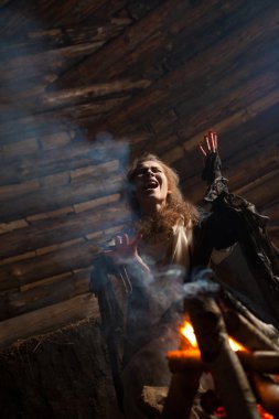 güzel büyücü büyü yapıyor