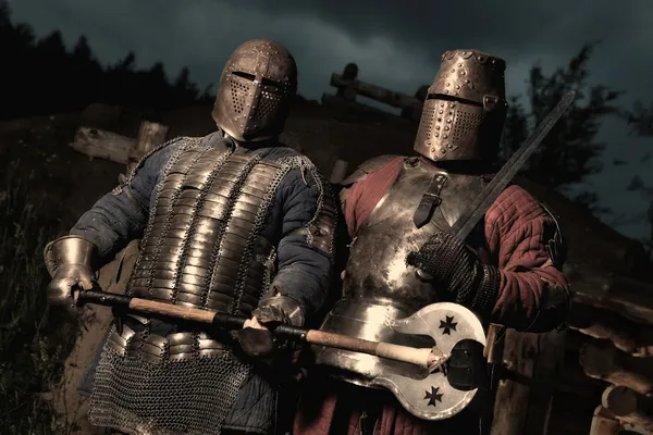 Esquadrão de dois cavaleiros medievais — Fotografia de Stock