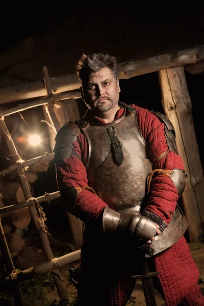 Chevalier médiéval dans l'armure avec l'épée — Photo