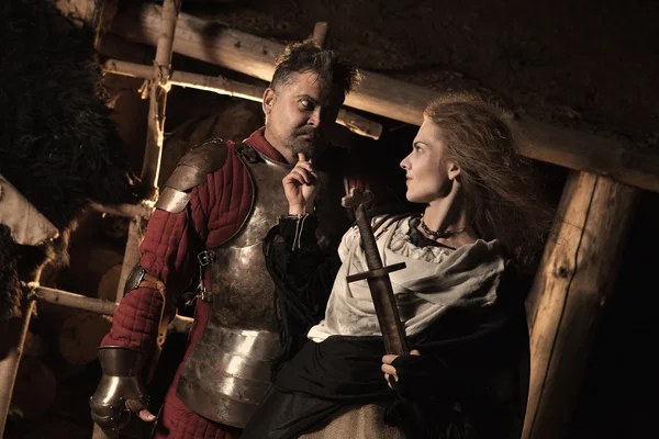 Середньовічні селянка загравати з лицар — стокове фото
