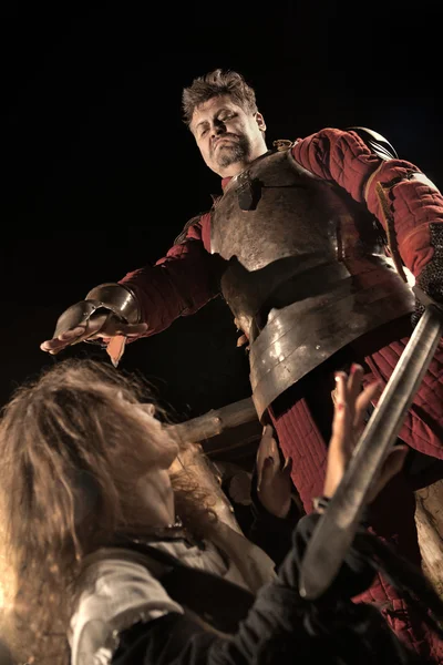 Середньовічного лицаря збирається зробити виконання відьма — стокове фото