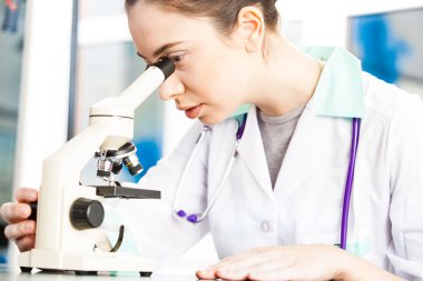 genç doktor mikroskop arıyorum