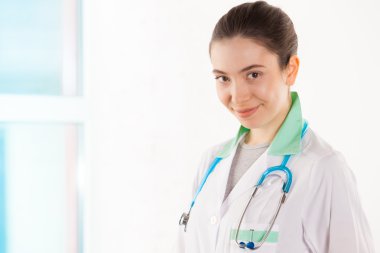 Boynunda steteskop ile genç bir doktor