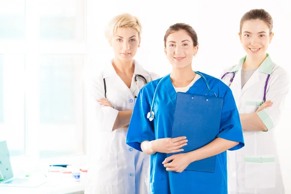 Медсестра і двоє молодих лікарів — стокове фото