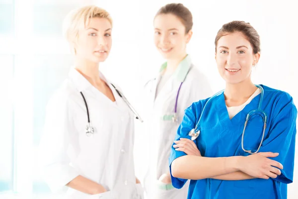 Sjuksköterska och två unga läkare — Stockfoto