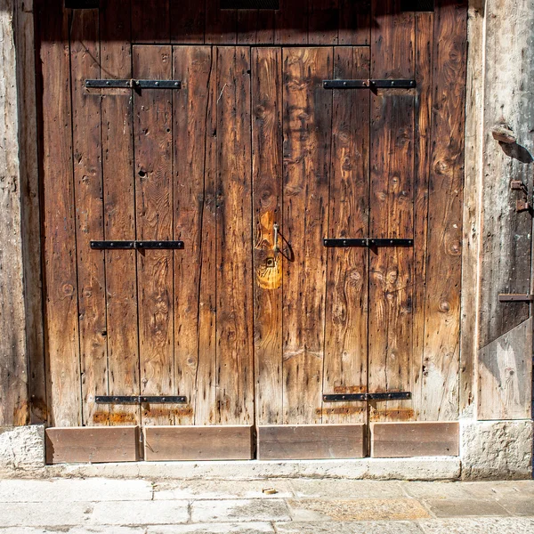 高齢者の古いドア — ストック写真