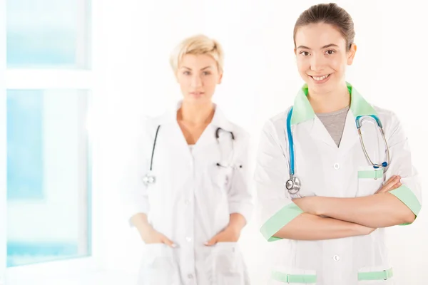 Zwei junge Ärzte im Krankenhaus Stockbild