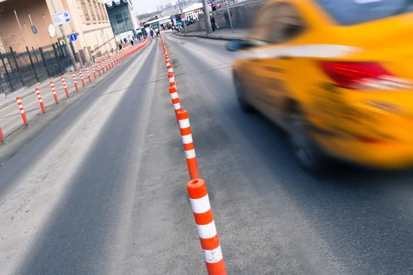 Gelber fahrender Taxiwagen lizenzfreie Stockfotos