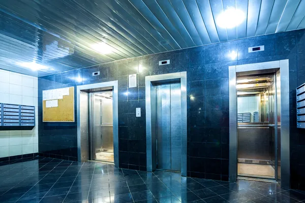 Moderner Aufzug mit offenen und geschlossenen Türen Stockfoto
