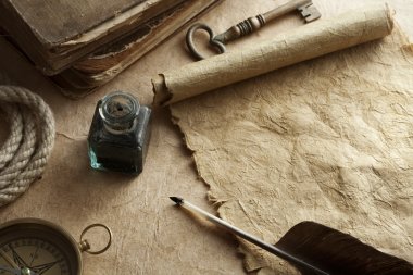 Antik kağıt kaydırma, tüy kalem ve pusula