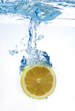 limon bir suya düştü