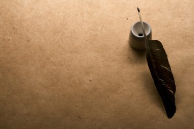 InkWell ve quill vintage kağıt arka plan üzerinde