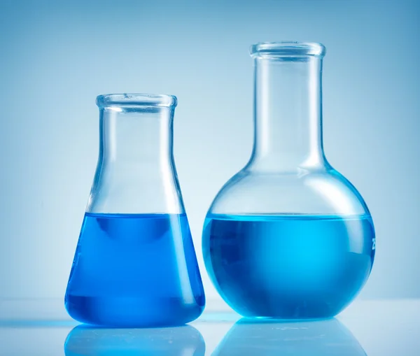Test-buizen met blauwe vloeistof — Stockfoto