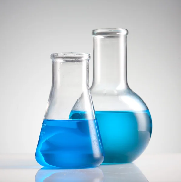 Test-buizen met blauwe vloeistof — Stockfoto
