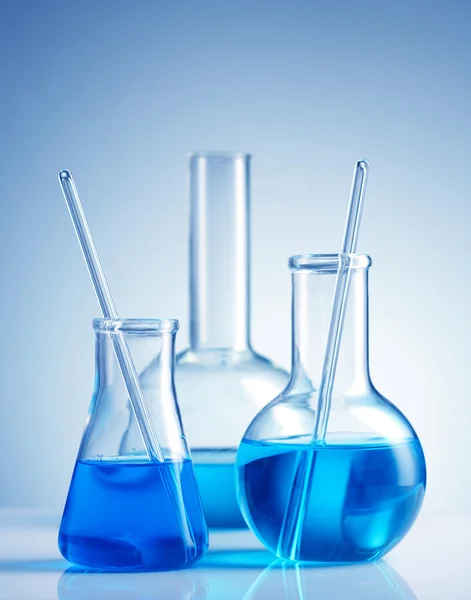 Reagenzgläser mit blauer Flüssigkeit — Stockfoto