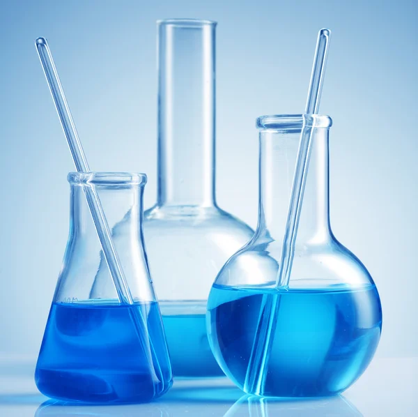 Reagenzgläser mit blauer Flüssigkeit — Stockfoto
