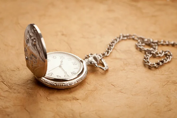 흰색 배경의 오래 된 포켓 시계 — 스톡 사진