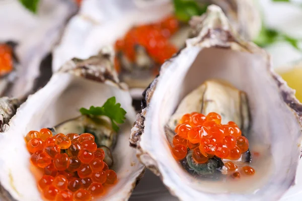 Ostras com caviar vermelho — Fotografia de Stock