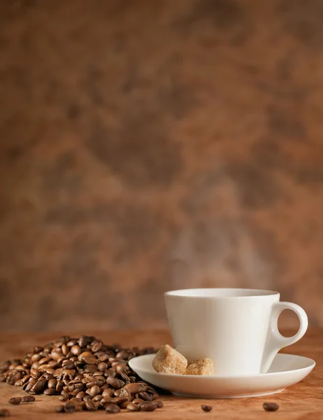 Tazza bianca di caffè con zucchero di canna — Foto Stock