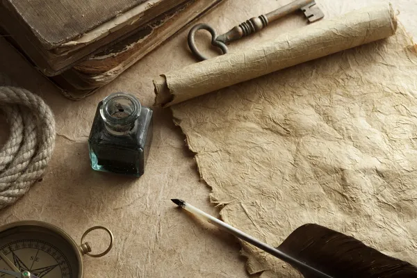 Rotolo di carta antica, penna a penna e bussola — Foto Stock
