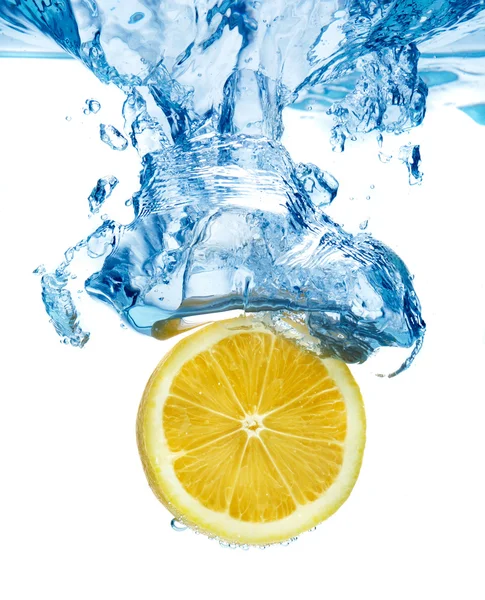 Fetta di limone in acqua — Foto Stock