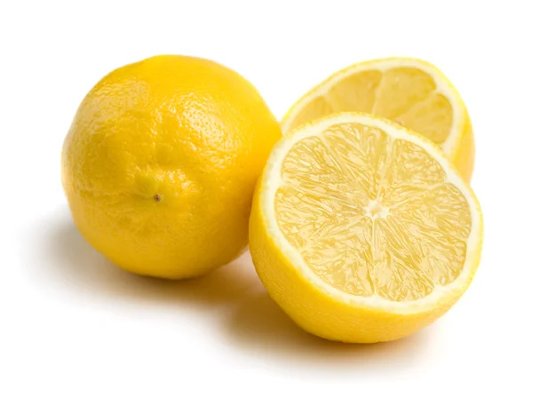 Лимоны на белом фоне — стоковое фото