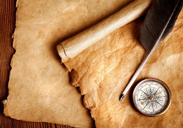 Rolagem de papel antigo, caneta de pena e bússola — Fotografia de Stock