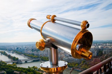 Paris 'e bakan Eyfel Kulesi teleskopu.
