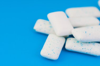 Mavi çiğneme diş etleri