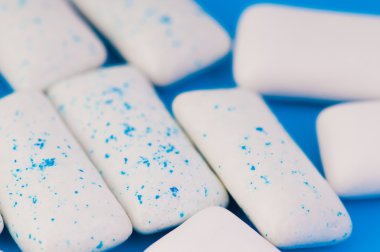 Mavi çiğneme diş etleri