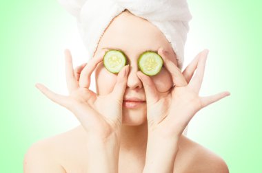 kadının gözleri salatalık ile