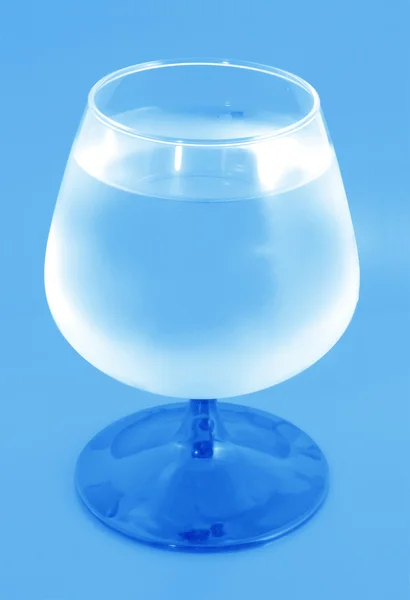 Стакан разливной воды с отражением — стоковое фото