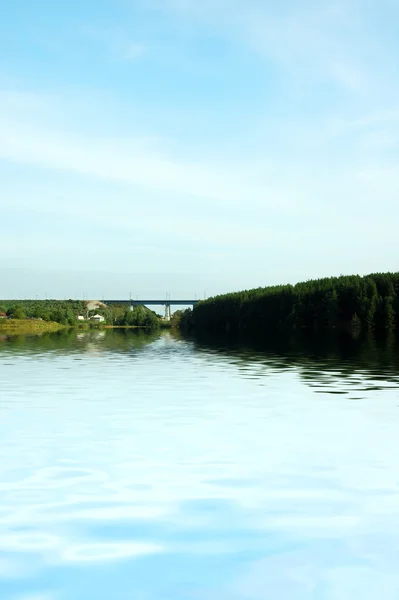Lago con puente — Foto de Stock