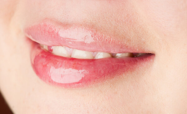 Улыбающаяся женщина рот с большими зубами
