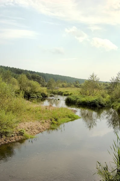 Widok na rzekę z odbiciami i błękitne niebo zachmurzone — Zdjęcie stockowe