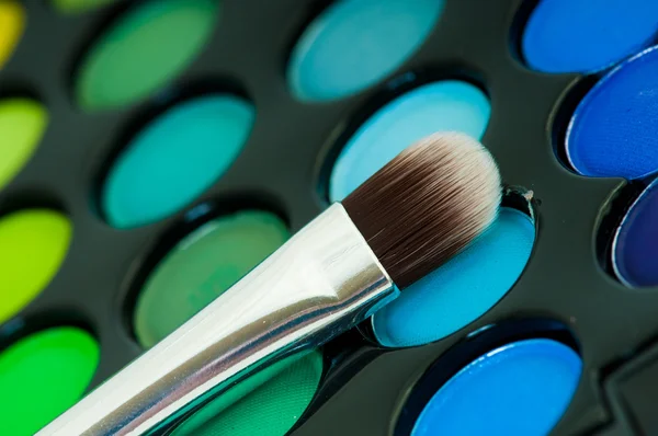 Veelkleurige oogschaduwen met cosmeticaborstel — Stockfoto