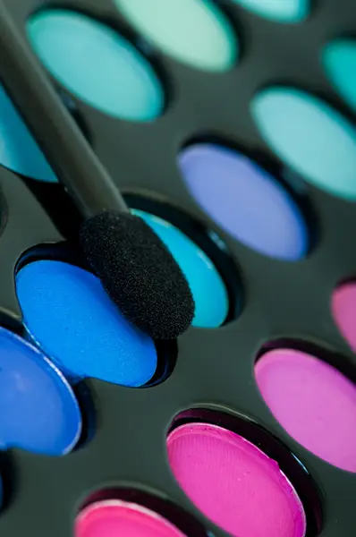 Flerfargede øyenskygger med kosmetisk pensel – stockfoto