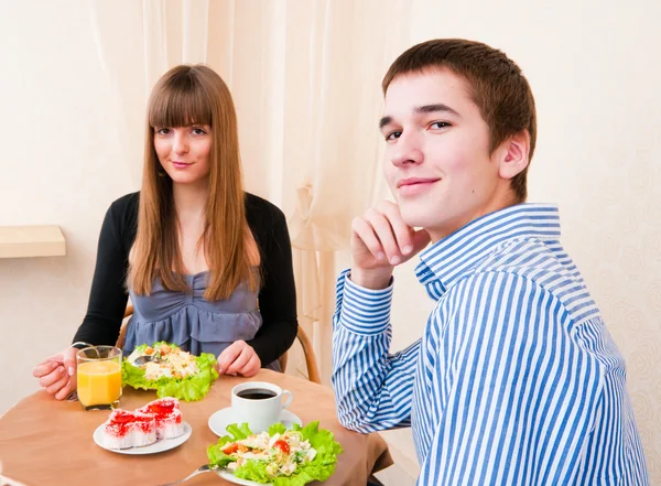 Young caucasian couple dining in restaurant — Stock Photo, Image