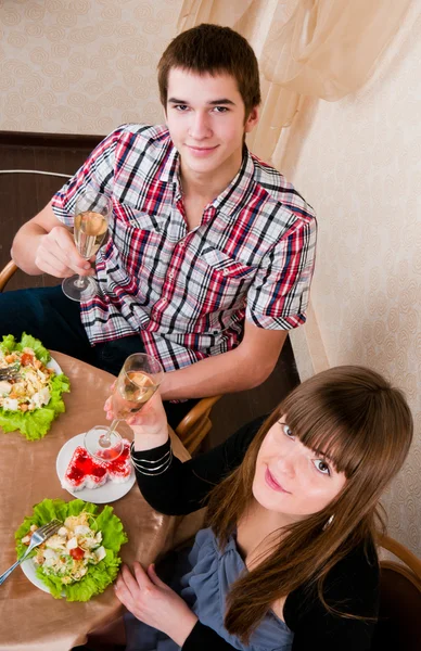 Jovem, atraente, feliz, casal sorridente comemorando com champa — Fotografia de Stock